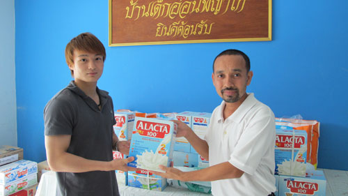 ペルー貧困地区を支援するムエタイ選手タイの孤児収容施設に冷蔵庫を寄付