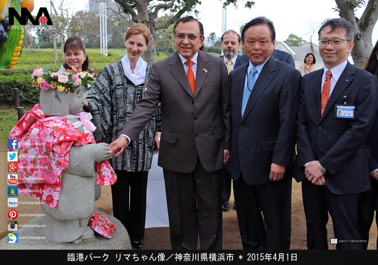 ４月３日はペルー日本友好の日。駐日ペルー大使リマちゃん像に献花