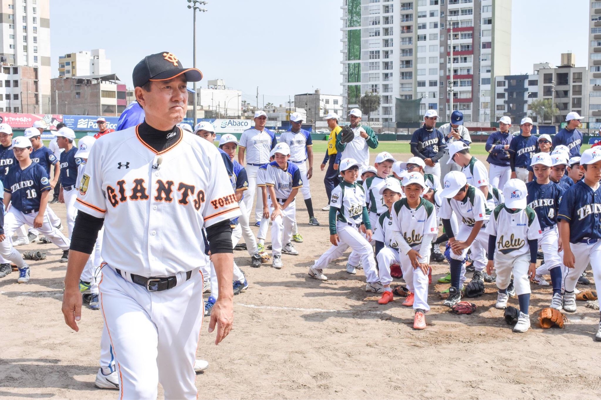ペルーで野球教室開催。原前巨人監督らプロＯＢ５人が子供１１０人を指導